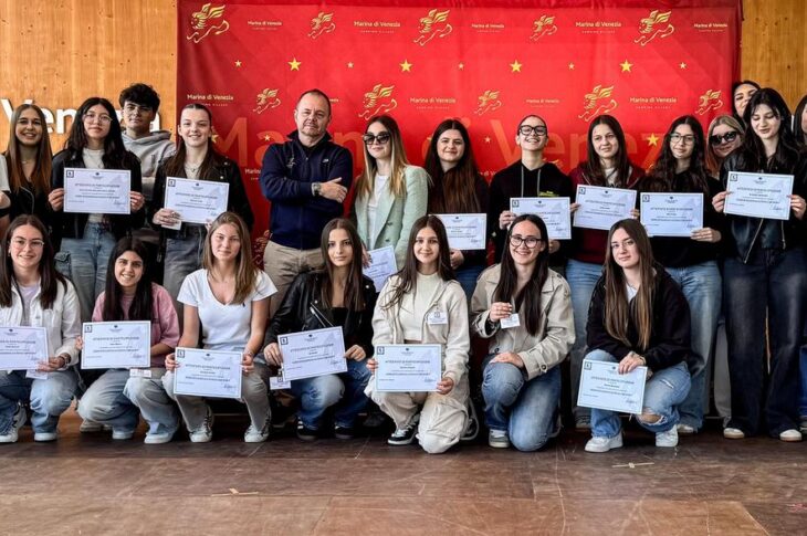 Camping Marina di Venezia - consegna attestato di partecipazione al corso per assistenti congressuali svolto durante l'anno scolastico 2024/2025